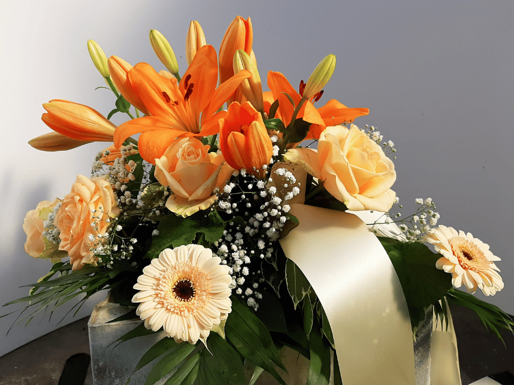 Blumengebinde - handgebundene Arrangements für Beisetzungen oder Gedenkfeiern.