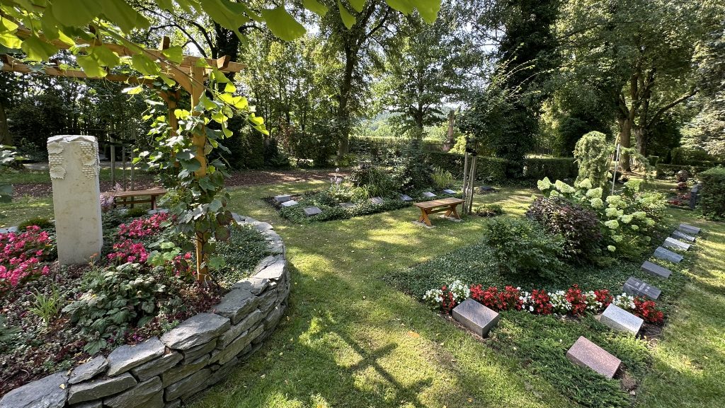 Garten der Generationen – Ein besonderer Ort der Erinnerung, Oelsnitz, Friedhof