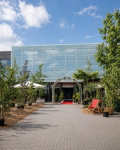 Dekoration vor der Festhalle Plauen mit Bäumen und Sträuchern