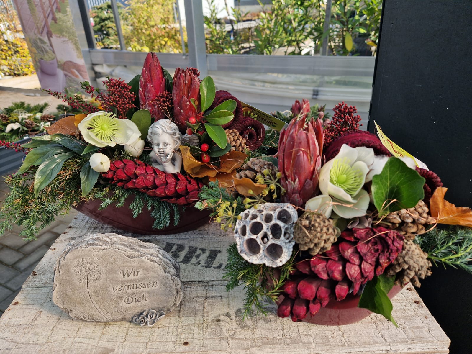 Blumenschmuck für Totengedenktage im November - liebevoll gefertigte Gestecke, Kränze oder Schalen für Volkstrauertag, Totensonntag und Allerheiligen.