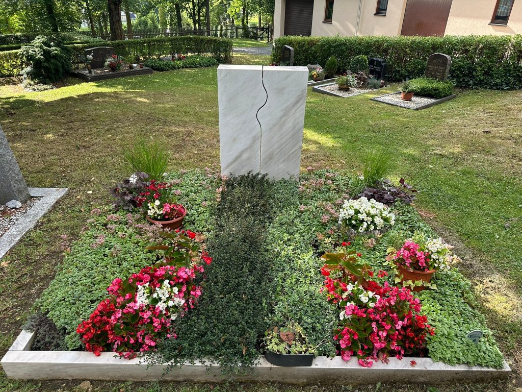 Neu angelegte Grabstätte mit harmonischer Bepflanzung im Vogtland.