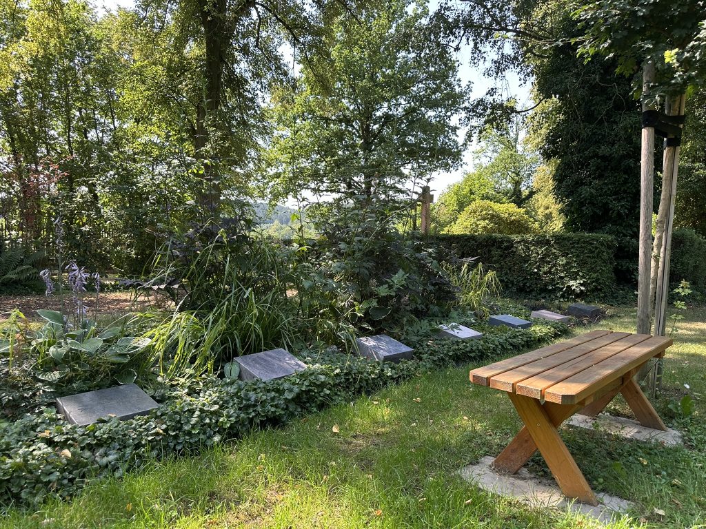 Staudengarten mit saisonal wechselnder Blüte; farbiger Bereich als Symbol für den Lebenskreislauf.