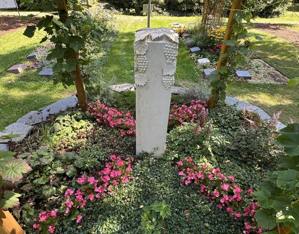 Pflanzhalbkreise, die die Bereiche optisch verbinden; Bodendecker sorgen für harmonische Übergänge.